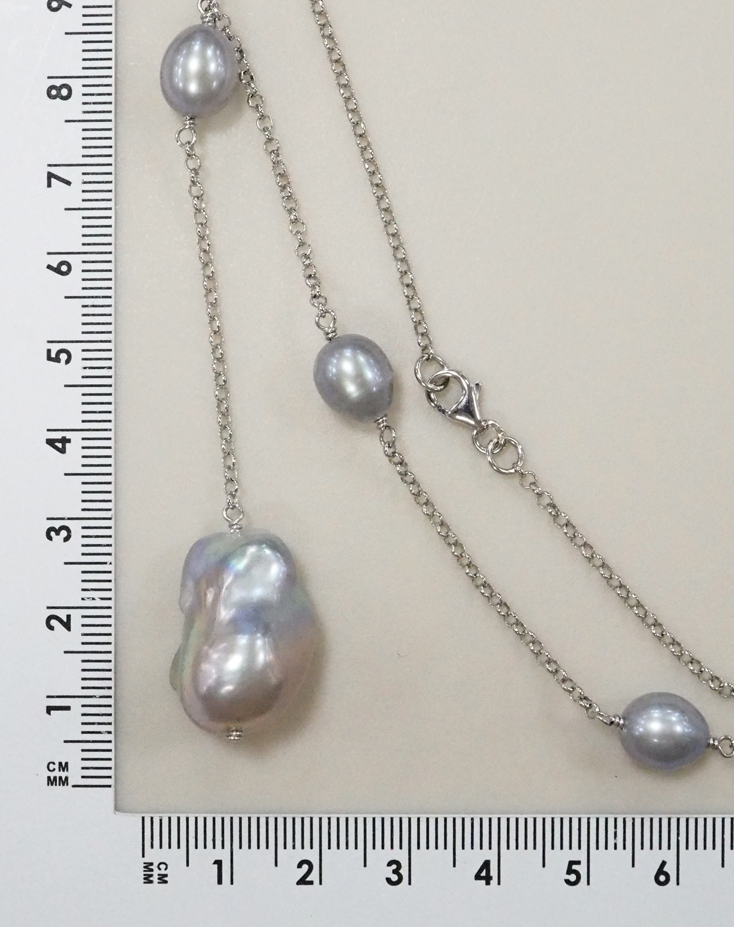 Серебряное колье 925 пробы; вставки 1 Жемчуг культ. Барокко сер. 27ct; 7 Жемчуг культ. cер. 41ct;